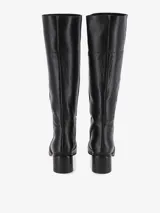 Bota Sontag alta de cuero vacuno negro con tacón de madera y suela de cuero.