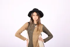 Vestido midi tejido con lurex, corte recto y tajos laterales.