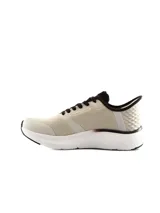 Championes deportivos Umbro modelo Flux, color negro, de diseño moderno y suela texturizada.