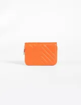 Billetera pequeña color naranja con diseño acolchado de líneas diagonales y cierre de cremallera.