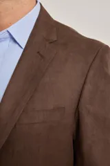 Saco sport marrón de gamuza ecológica con dos botones frontales y forro interno completo.