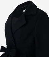 Saco negro confeccionado en polivelour con cuello solapa, doble botonadura frontal, bolsillos y cinturón para lazo en la cintura.