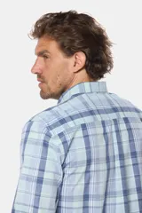 Camisa de manga larga con estampado a cuadros, corte regular y logo bordado.