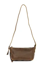 Bandolera negra de cuero sintético con correa ajustable y llavero.