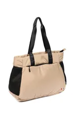 Bolso tipo tote negro con laterales de red, cierre superior con cremallera y doble asa de mano. Incluye bolsillo frontal con cremallera y logo de la marca en la esquina inferior.