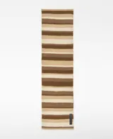 Bufanda de punto cardado con diseño de rayas horizontales en tonos marrones y beige.