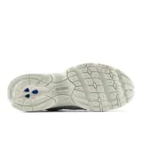 Championes New Balance modelo 530, con diseño retro inspirado en el running. Presenta una parte superior de malla blanca con superposiciones de cuero sintético en color plateado metalizado. Incorpora tecnología de amortiguación ABZORB en la entresuela para mayor confort.