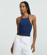 Blusa corta de microfibra color azul, con cuello halter, tirantes finos y doble tirante en la espalda. Marca Blue Steel.