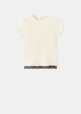 Camiseta cruda de manga larga con cuello redondo y diseño ajustado, con terminaciones onduladas en contraste marrón en cuello y dobladillo.