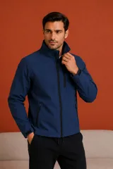 Campera de neopreno azul con cuello alto, cierre frontal completo y bolsillos laterales con cierre. Presenta un bolsillo adicional en el pecho y puños ajustables con velcro.