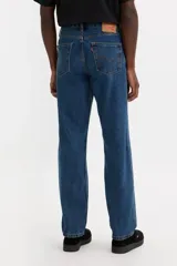 Jean Levi's 505 Regular Fit color azul, de tiro medio y corte recto.