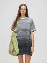 Vestido corto de punto con diseño degradado en tonos celestes y amarillos, cuello redondo y mangas cortas con detalles de rayas en los puños.