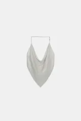 Top crop de escote drapeado con aplicación de brillos, diseño tipo pañuelo con tirante ajustable al cuello.