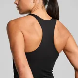 Musculosa deportiva Puma modelo TAD Essentials 2 En 1, color negro con espalda tipo nadadora y el logo de la marca estampado en blanco en el pecho.