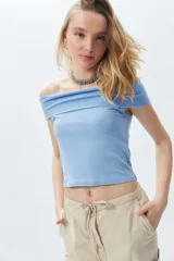 Top strapless negro con efecto desteñido.