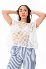 Buzo blanco de tejido calado con mangas cortas y corte holgado.