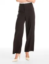 Pantalón sastrero de tiro alto y pierna ancha, con cierre frontal y gancho interno. Presenta bolsillos laterales de ojal y un diseño minimalista con caída fluida.