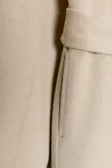 Abrigo largo de corte minimalista confeccionado en mezcla de lana, con diseño de solapas integradas, manga larga y cinturón ajustable del mismo tejido.