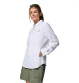 Camisa de manga larga Columbia modelo Tamiami II, color blanco, con cuello clásico, cierre frontal de botones y bolsillo pequeño en el pecho con logo de la marca. Presenta un diseño técnico con aberturas de ventilación, ideal para actividades al aire libre.
