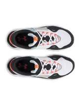 Championes Under Armour modelo Summit Trek, diseñados para senderismo y uso urbano. Presentan una parte superior de malla blanca con superposiciones sintéticas en negro y detalles en celeste pastel y naranja neón. Cuentan con una mediasuela de doble densidad y suela de goma con tacos para mayor tracción.
