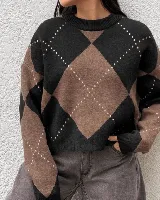 Sweater de punto con diseño de rombos en tonos marrones y beige, cuello redondo y mangas largas con puños acanalados.