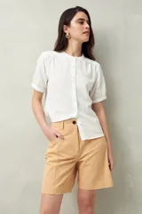 Bermuda negra de algodón, de tiro medio y calce relajado.