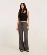 Pantalón flare gris con textura acanalada, cintura elástica con lazo y confeccionado con viscosa certificada.