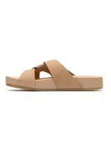 Sandalias tipo slide color tostado con tiras cruzadas de cuero y base plana de plataforma.