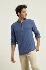 Camisa de lino color salmón con cuello mao, manga larga y bolsillo de parche en el pecho.