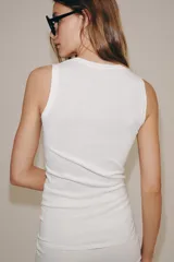 Top de punto extrafino color negro, con escote redondo y diseño sin mangas.