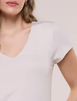 Remera básica de manga corta y color negro, con escote en V pronunciado y corte clásico.