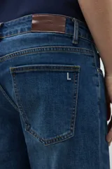 Jean de corte recto y tiro medio, confeccionado en denim azul con lavado clásico.