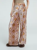 Pantalón palazzo de terciopelo verde esmeralda con efecto degradado a negro en la parte inferior.