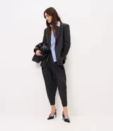 Blazer oversized de sastre Cortelle, color negro con diseño a rayas, cierre cruzado de doble botonadura y solapas clásicas.