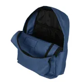 Mochila negra de estilo clásico con compartimento principal amplio, bolsillo frontal con cierre y bolsillos laterales. Incluye división interna para notebook.