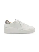 Sneaker de cuero graneado color blanco con plataforma elevada y detalle plomo en el talón. Cuenta con cordones de algodón al tono.
