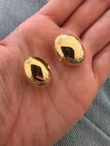 Caravanas enchapadas en oro 18k con diseño de pepita redondeada y acabado liso brillante.