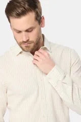 Camisa de manga larga con rayas verticales color beige y blanco, corte slim fit y botones personalizados.