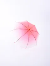 Paraguas transparente con degradé de color violeta.