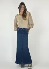 Falda larga de jean azul oscuro, corte recto y tajo trasero.