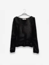 Sweater de tejido calado negro, con manga larga y cuello bote.