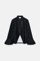 Blazer de Zara Woman Collection confeccionado en mezcla de lino y algodón, en color negro. Presenta cuello subido, cierre frontal cruzado con botones dorados, mangas largas con puños acampanados terminados en volante y forro interior a contraste con rayas verticales.