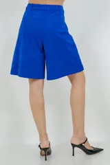 Bermuda de gamuza color azul, de corte recto y tiro alto, con bolsillos laterales y terminación a la rodilla.
