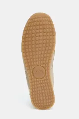 Zapatillas deportivas color beige con pespuntes en el cuerpo, parte trasera en contraste de color y cierre mediante cordones. La altura de la suela es de 2 cm.