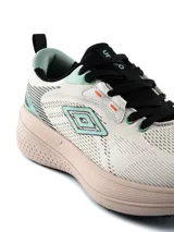 Championes de running Umbro modelo Cirov para hombre, color negro con el logo de la marca en blanco en el lateral y entresuela alta amortiguada.