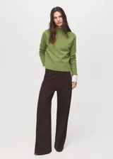 Jersey de punto fino con cuello perkins y manga larga. Presenta un diseño recto y minimalista, ideal para un look casual y elegante.
