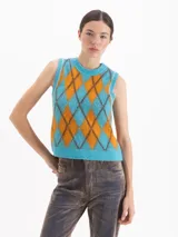 Chaleco de punto sin mangas con cuello redondo, confeccionado en hilado de baby alpaca. Presenta un diseño de rombos en colores celeste y naranja con bordes en tono oscuro.