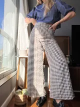 Pantalón de vestir de tiro alto con estampado a cuadros blanco y negro, de corte palazzo.