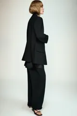 Blazer de cuello solapa y manga larga, con bolsillos delanteros con solapa y cierre frontal de un botón. Presenta un diseño estructurado con forro interior.