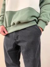 Jean de corte recto en color azul lavado, con diseño clásico de cinco bolsillos y cierre frontal con botón y cremallera.